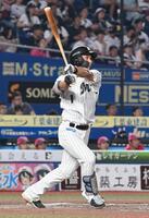 　８回、右越え本塁打を放つ藤原（撮影・持木克友）