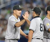 　日米通算１９９勝目を挙げ、阿部監督（右）とタッチを交わす田中将（撮影・西岡正）