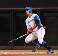 　８回、二塁打を放つ有薗（撮影・中島達哉）