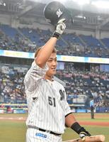 　１回、左越え２点本塁打を放ちスタンドの声援に応える山口（撮影・持木克友）