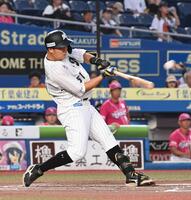 　１回、左越え２点本塁打を放つ山口（撮影・持木克友）