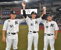 　投打のヒーロー（左から）４打席連続ホームランの山口、プロ初先発初勝利の吉川，今季初セーブの沢田（撮影・持木克友）