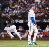 　２回、西川（左）に３ランを浴び、呆然とするバーヘイゲン（撮影・中島達哉）