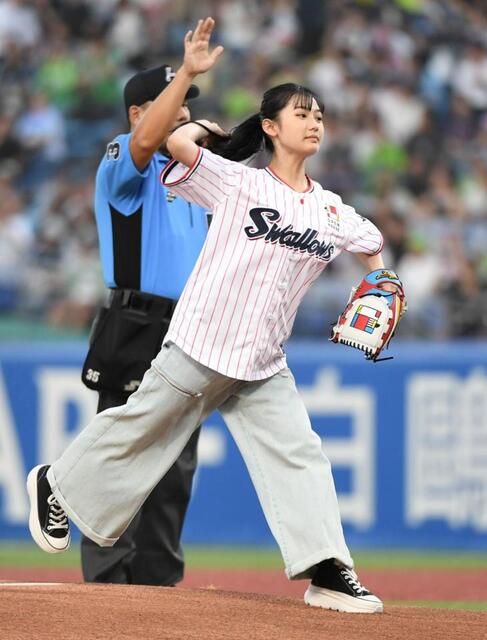 すんごい可愛い子が始球式してた」衝撃の透明感 神宮降臨の14歳