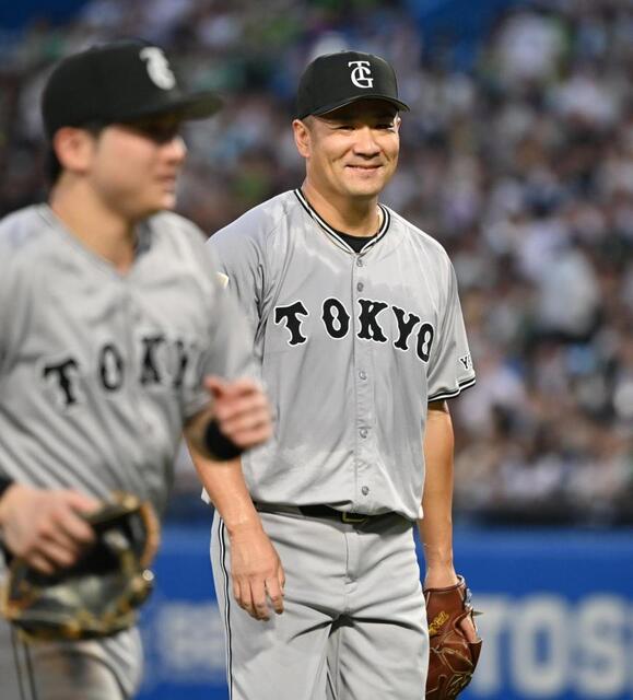 巨人 坂本勇人が笑顔で田中将大を出迎え、ベンチで顔を見つめ合う