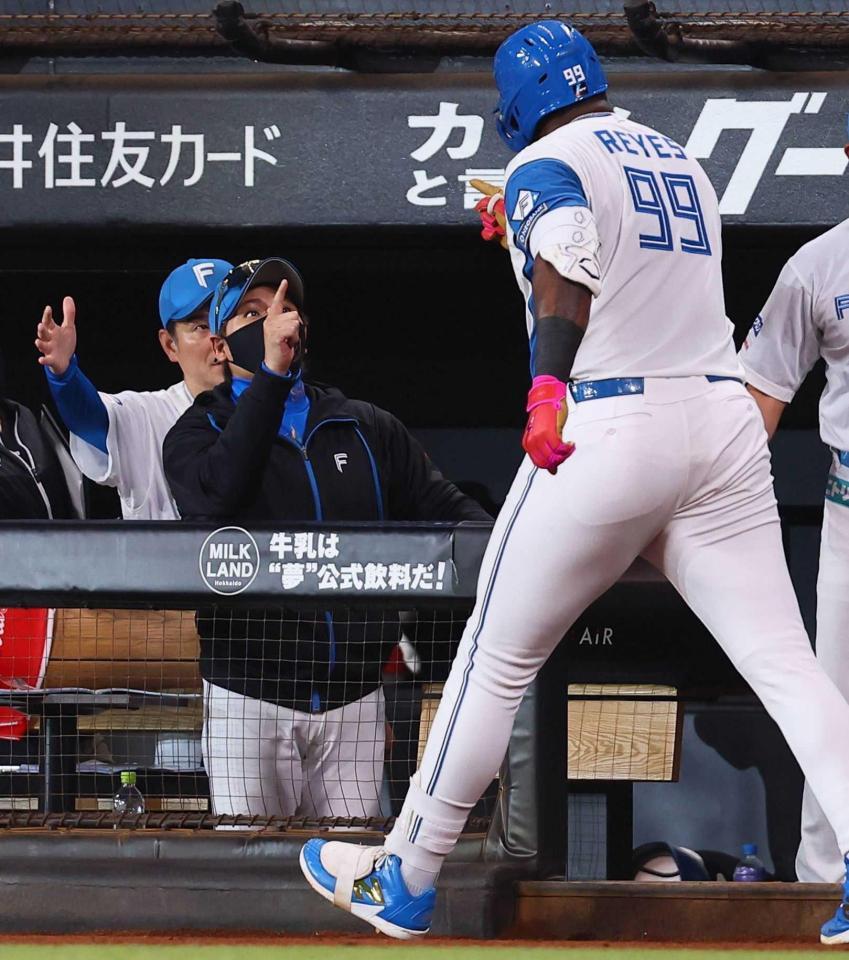 　５回、２ランを放ったレイエス（９９）を迎える新庄監督（左）＝撮影・中島達哉