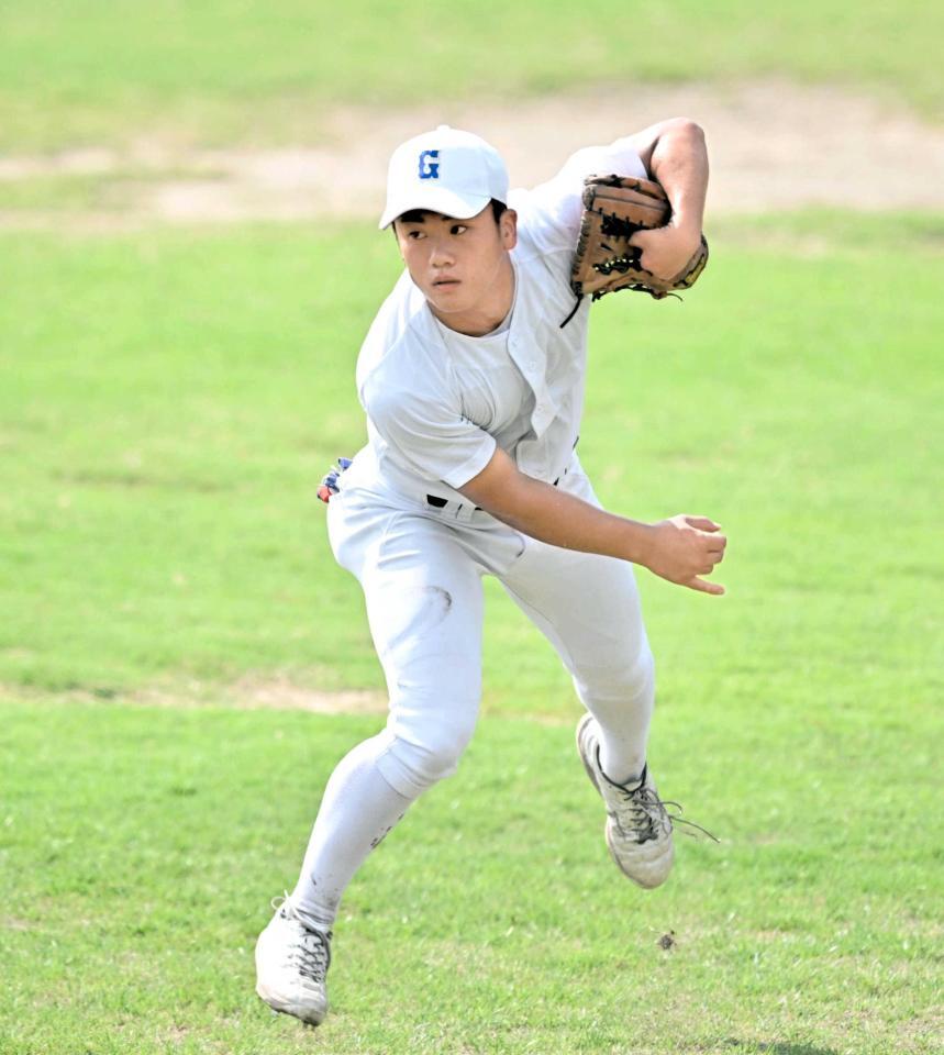 　外野守備練習をする県岐阜商・横山（撮影・今井雅貴）