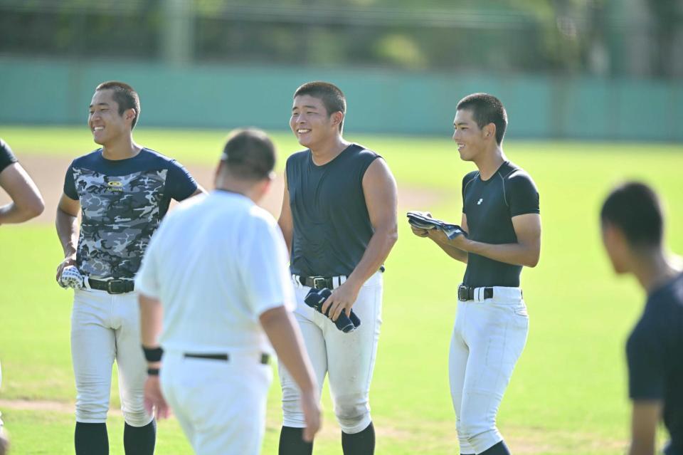 　リラックスした表情を見せる田中諒（右から２人目）ら日大三ナイン（撮影・西田忠信）　