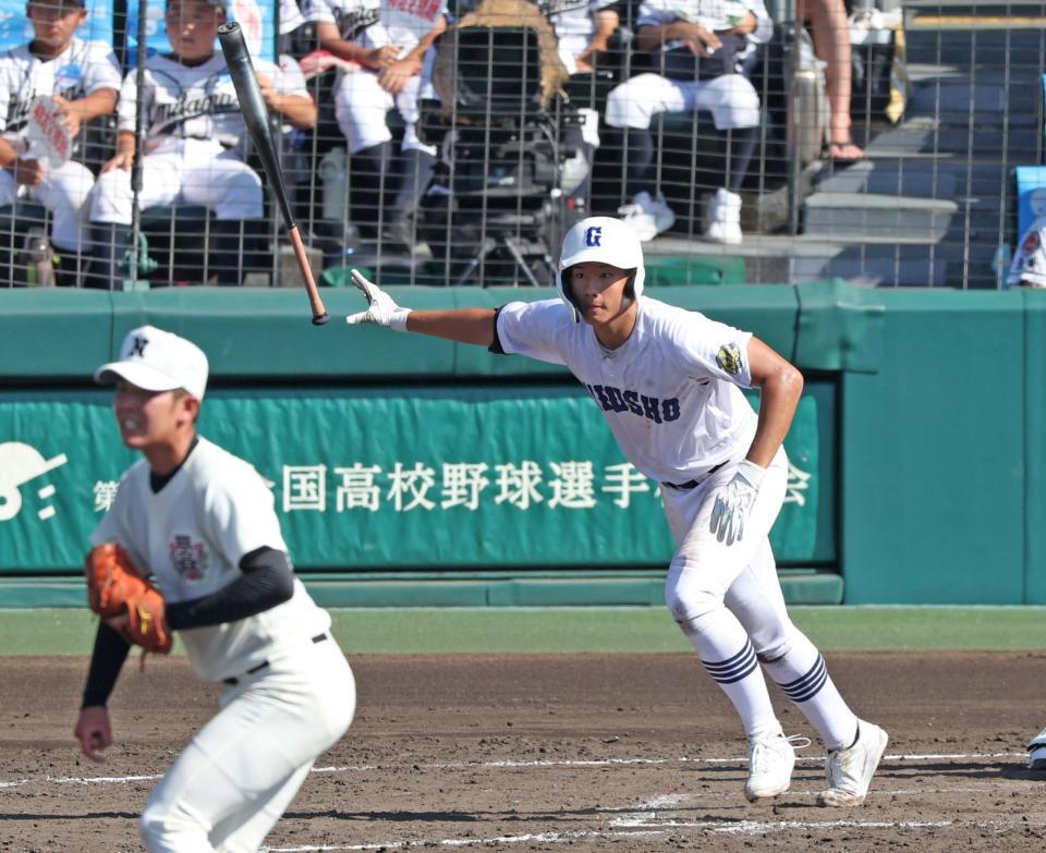 　４回、日大三・根本智希（左）から右前打を放つ県岐阜商・坂口路歩（撮影・中田匡峻）