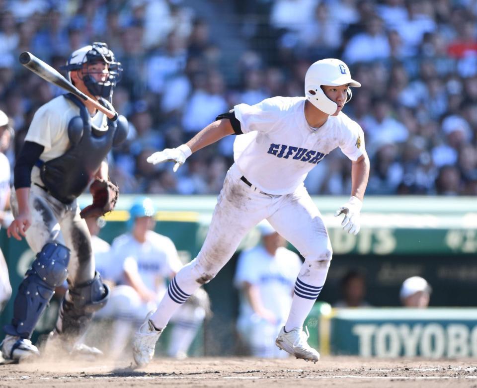 　５回、勝ち越しの右前適時打を放つ県岐阜商・坂口路歩（撮影・開出牧）