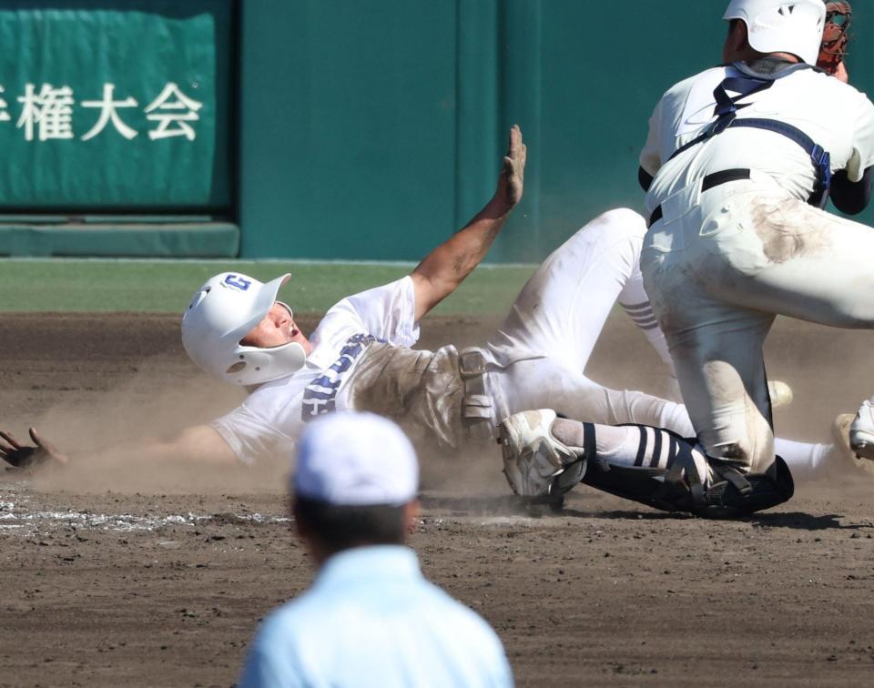 　５回、坂口路歩の勝ち越し適時打で生還する二走の県岐阜商・渡辺璃海（撮影・中田匡峻）