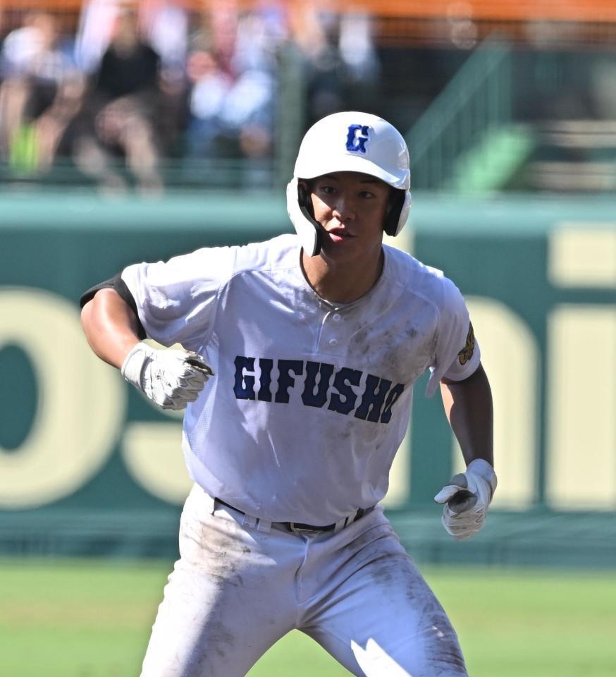 　５回、勝ち越し打を放ちガッツポーズする県岐阜商・坂口路歩（撮影・西田忠信）