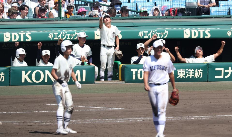 　１０回、日大三・桜井春輝（手前）の適時打で盛り上がる日大三ナイン（撮影・中田匡峻）