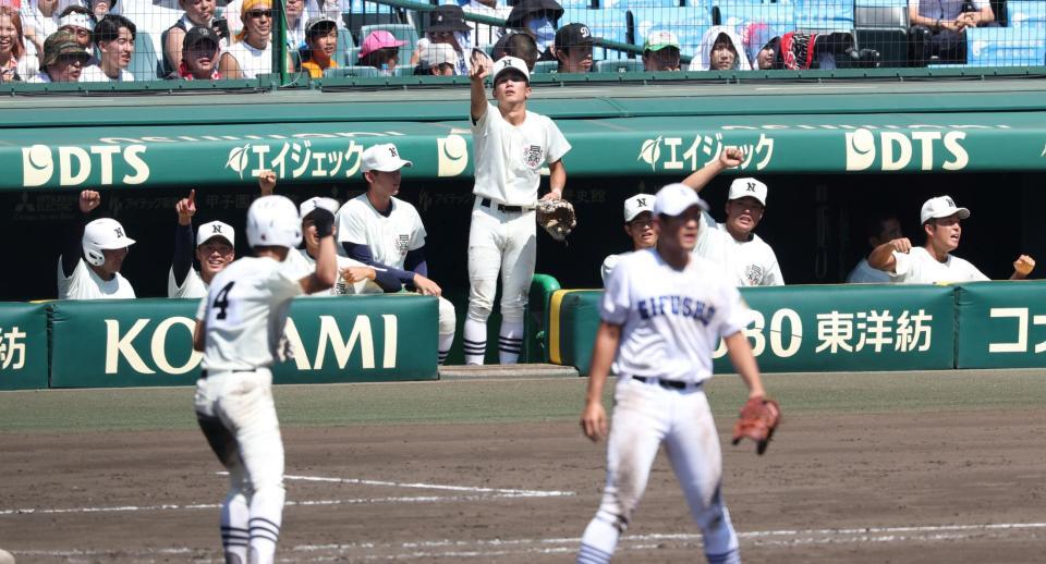　１０回、日大三・桜井春輝（手前）の適時打で盛り上がる日大三ナイン（撮影・中田匡峻）