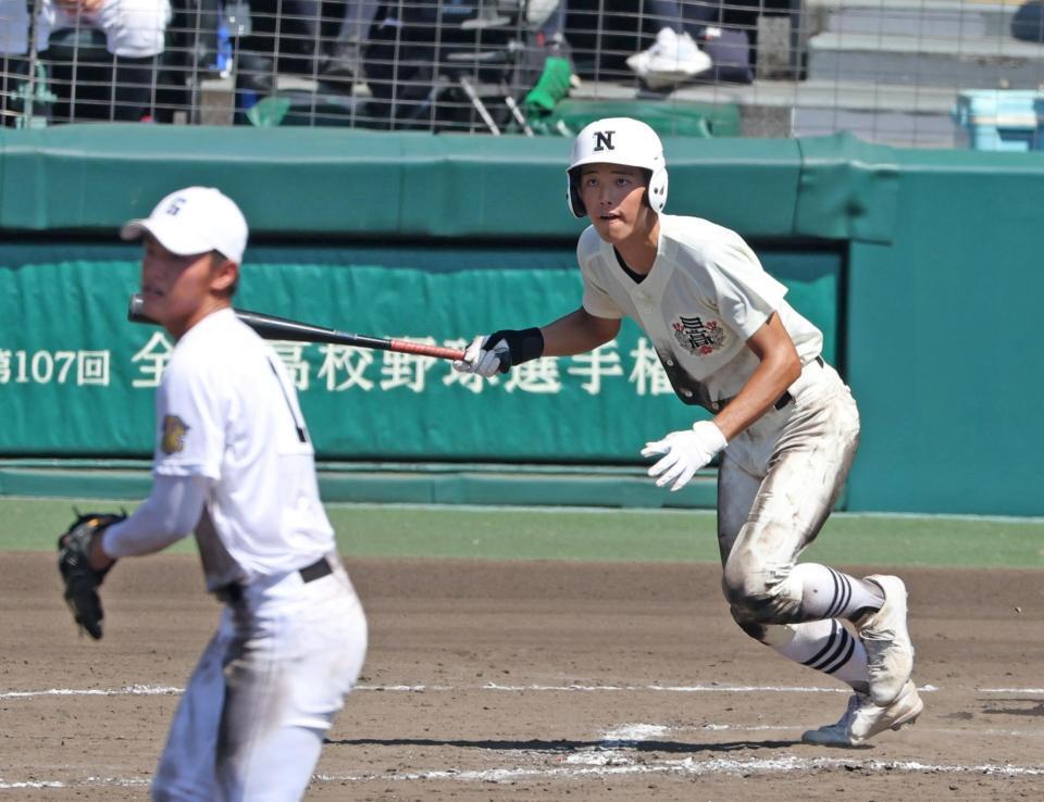 　１０回、県岐阜商・柴田蒼亮（左）から適時打を放つ日大三・桜井春輝（撮影・中田匡峻）