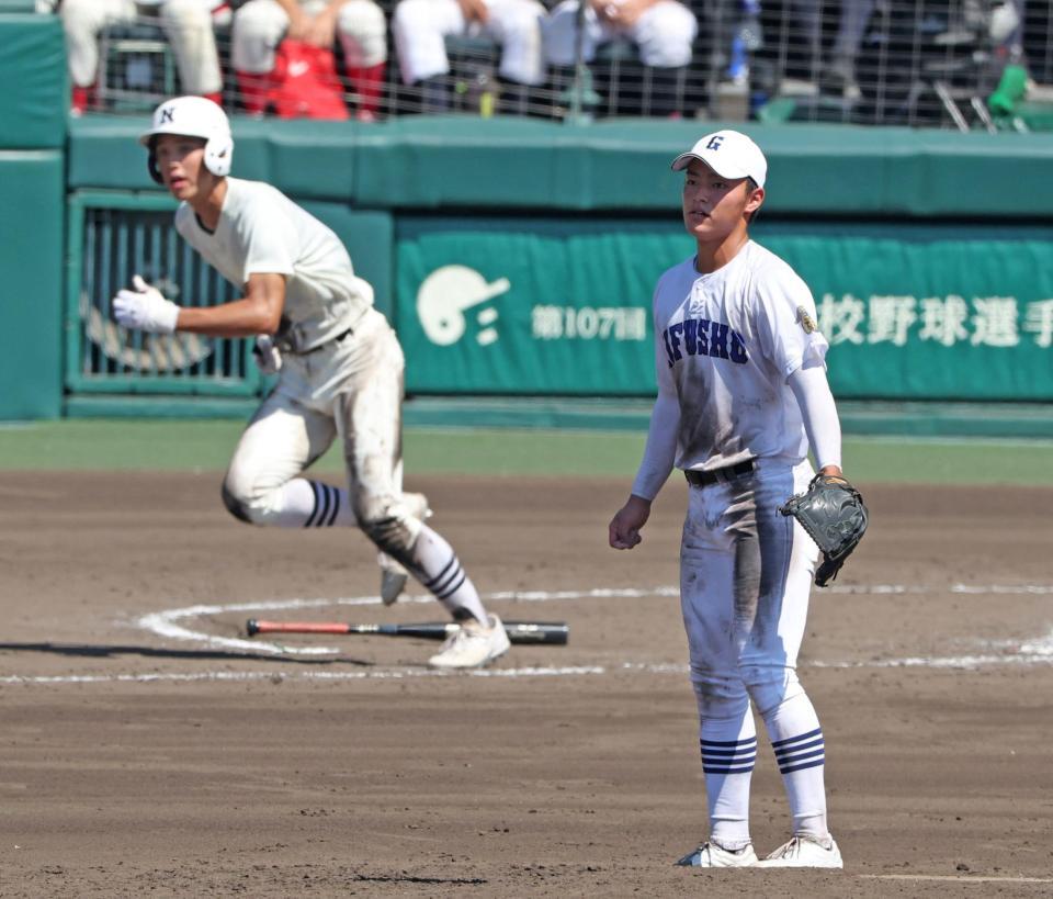 　１０回、日大三・桜井春輝（奥）に適時打を浴びる県岐阜商・柴田蒼亮（撮影・中田匡峻）