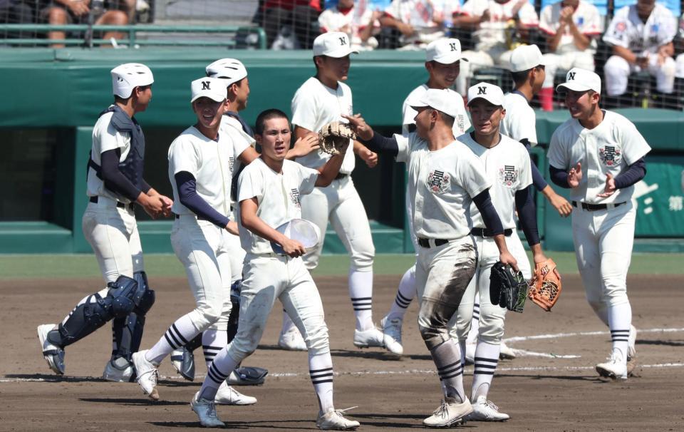 　県岐阜商に勝利し、歓喜する日大三ナイン（撮影・中田匡峻）