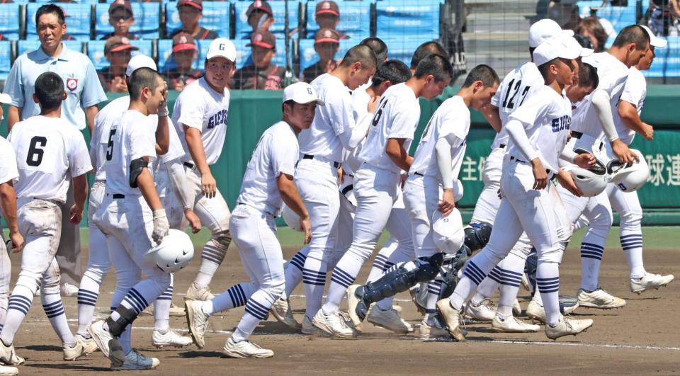 　日大三に敗れた県岐阜商・横山温大（中央）ら県岐阜商ナイン（撮影・中田匡峻）