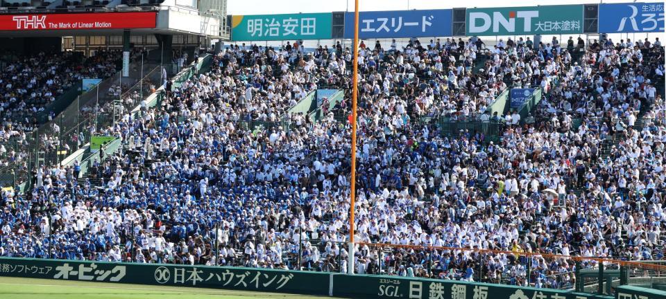 　多くの応援団が駆けつけた県岐阜商側のアルプス席（撮影・中田匡峻）