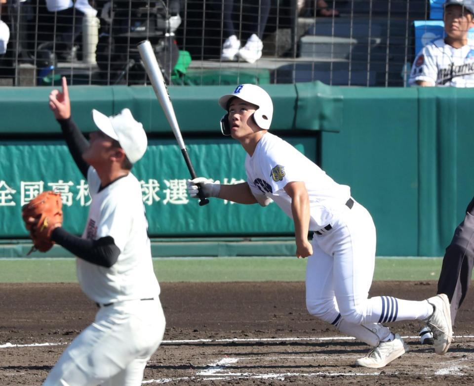 　２回、日大三・根本智希（１５）から同点犠飛を放つ県岐阜商・横山温大（撮影・中田匡峻）