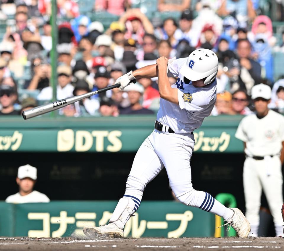 　２回、同点犠飛を放つ県岐阜商・横山温大（撮影・西田忠信）