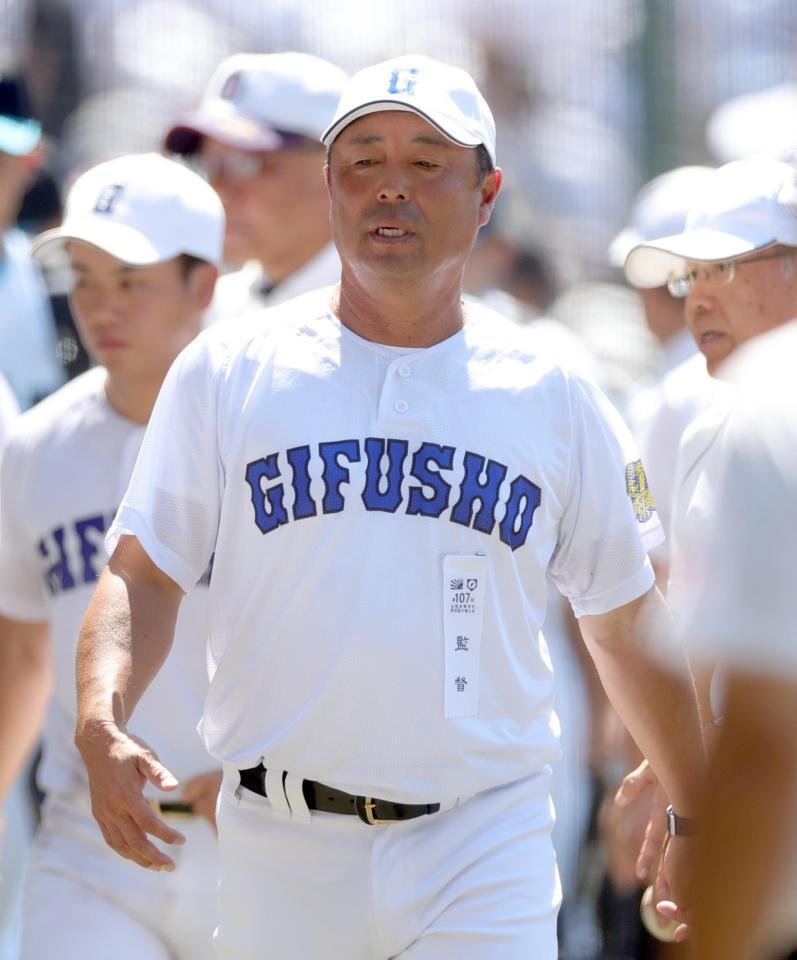 　日大三に敗れ、引き揚げる県岐阜商の藤井監督