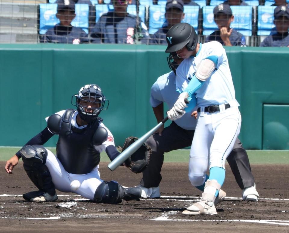 　１回、右前に先制適時打を放つ山梨学院・横山悠（撮影・中田匡峻）