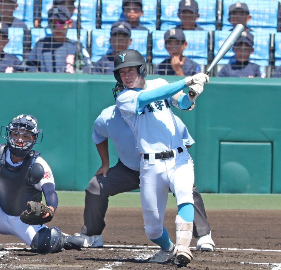 　１回、右前へ先制適時打を放つ山梨学院・横山悠（撮影・中田匡峻）