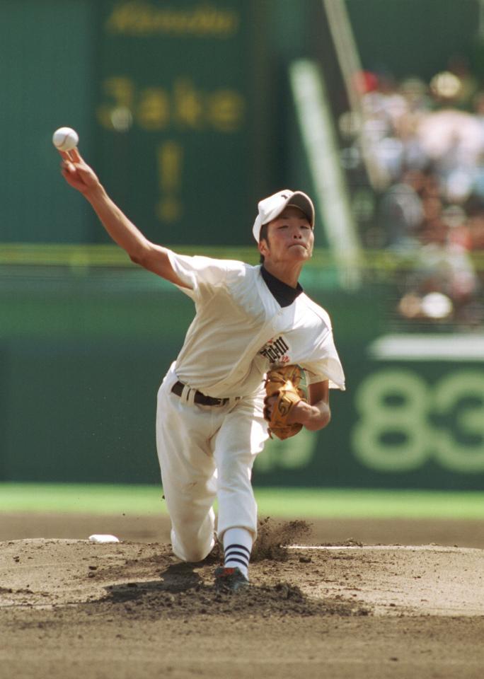 　決勝戦で力投する日大三・近藤（当時）＝０１年８月