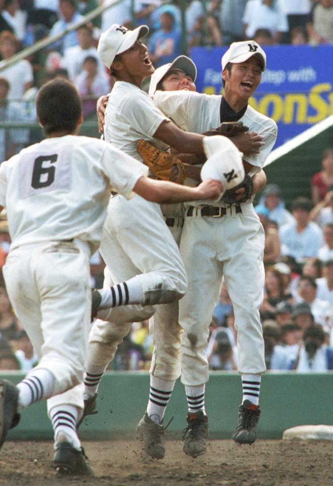 　全国制覇を達成しナインと抱き合って喜ぶ日大三・近藤（右）＝０１年８月