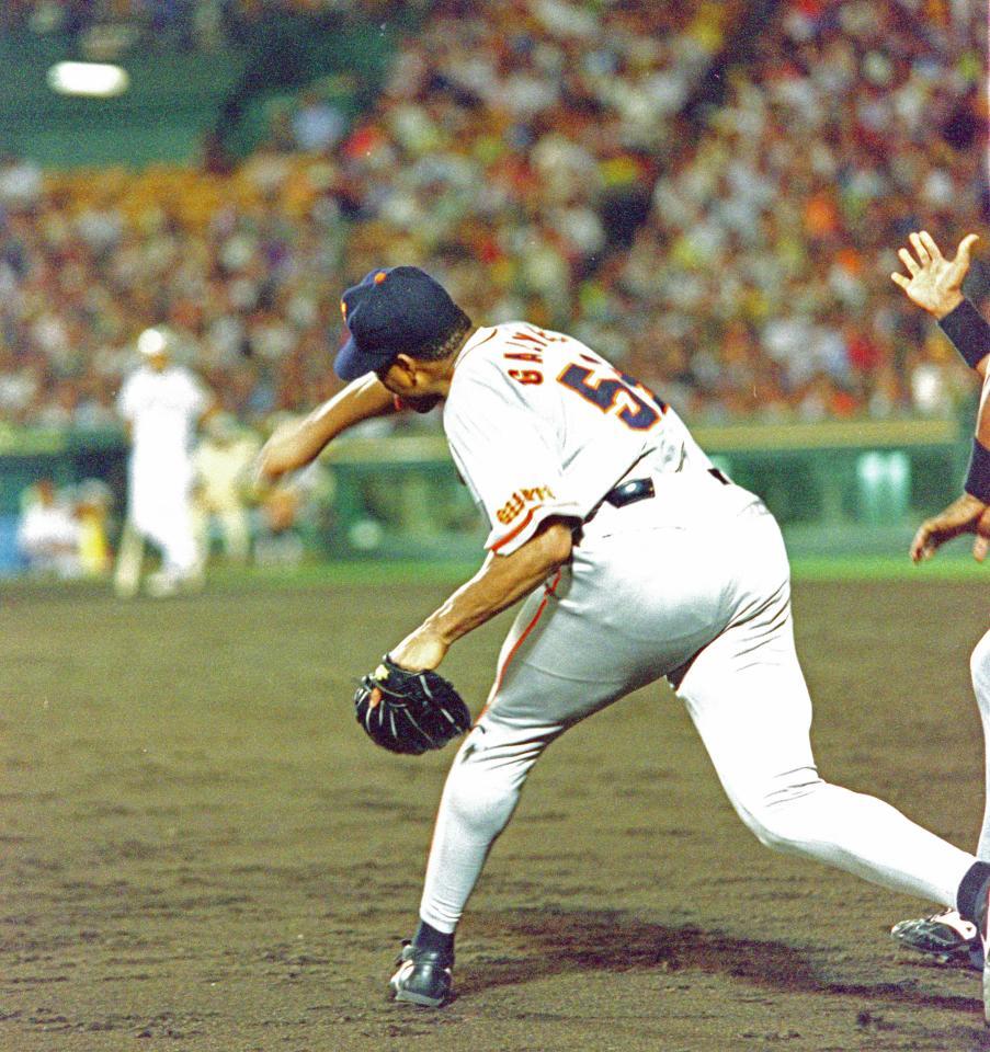 　６回、途中降板のガルベスは、審判団に向かってボールを投げつける＝１９９８年７月