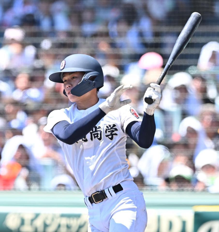 　６回、二塁打を放つ沖縄尚学・宜野座恵夢（撮影・西田忠信）