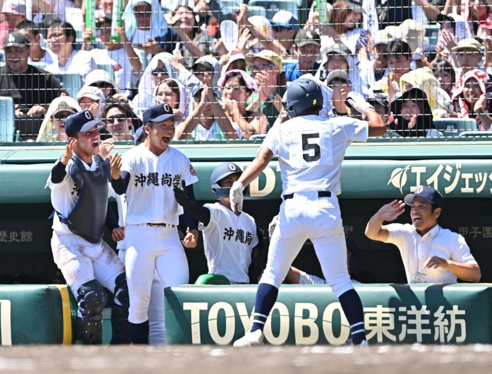 　６回、同点に沸く沖縄尚学ベンチ（撮影・西田忠信）