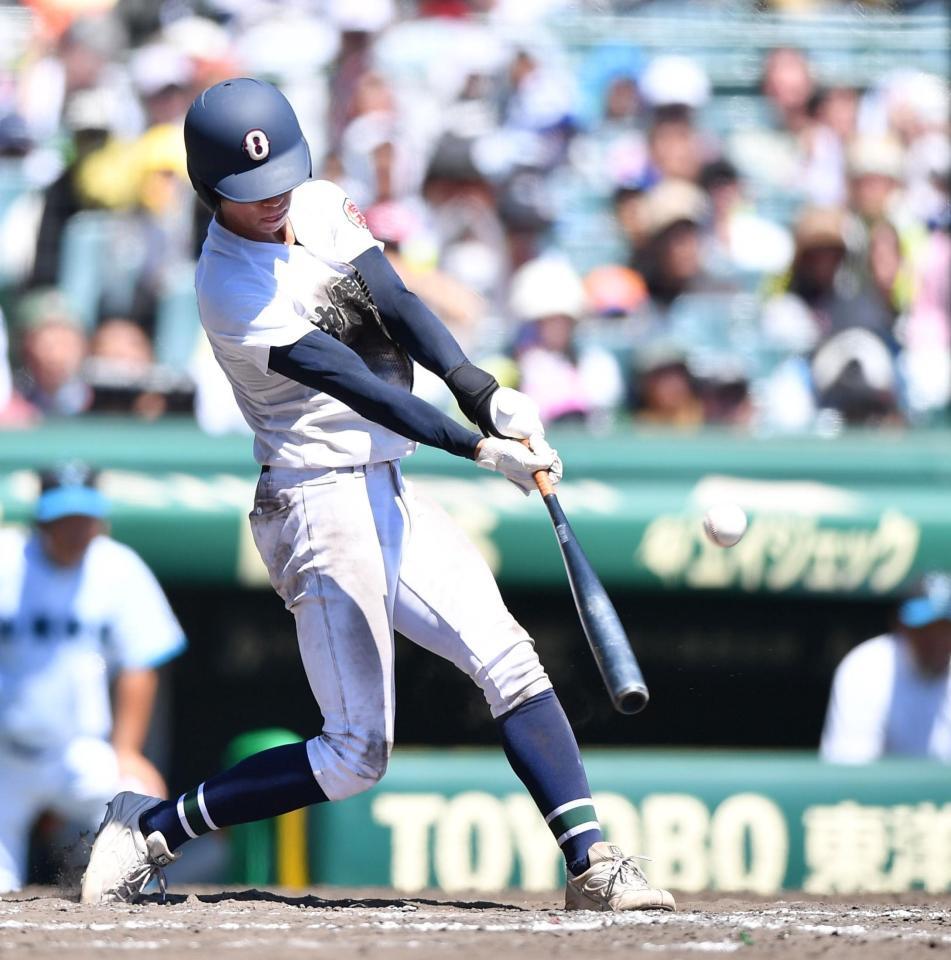 　７回、勝ち越しの右前適時打を放つ比嘉大登（撮影・開出牧）