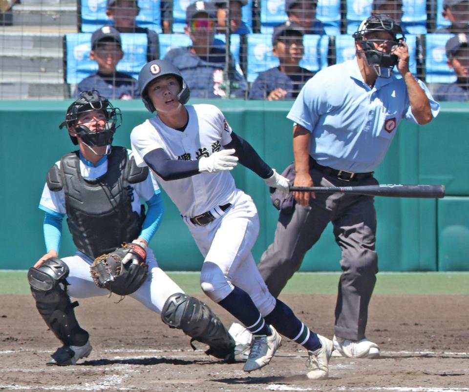 　７回、三塁打を放つ沖縄尚学・宜野座恵夢（撮影・中田匡峻）