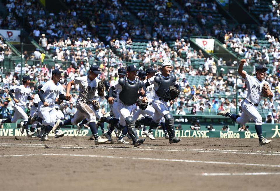　激闘の末に決勝進出を決め駆け出す沖縄尚学ナイン（撮影・開出牧）