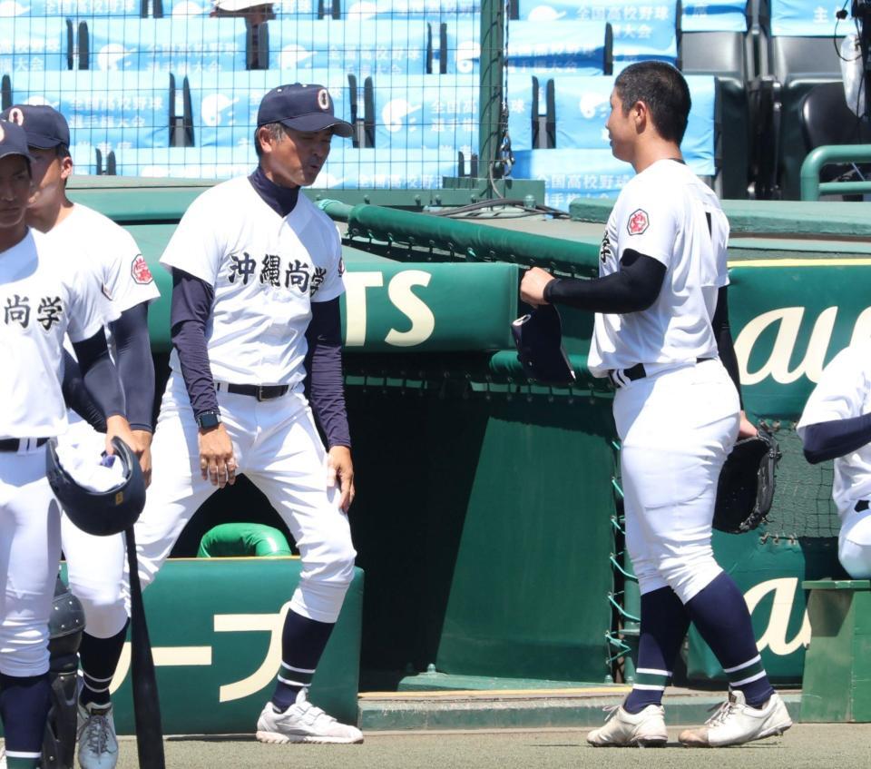 　３回をを投げ終えた末吉良丞（右）と話す沖縄尚学・比嘉公也監督（撮影・中田匡峻）