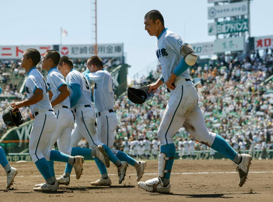 　沖縄尚学に敗れ、あいさつに向かう山梨学院・菰田（右端）