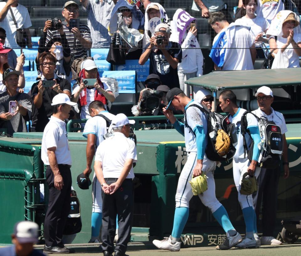 　沖縄尚学に敗れたが、多くの歓声を浴びグラウンドを後にする山梨学院・菰田陽生（中央）＝撮影・中田匡峻