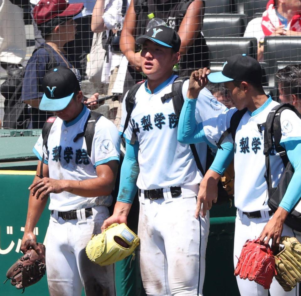 　涙をこらえる山梨学院・菰田陽生（中央）＝撮影・中田匡峻