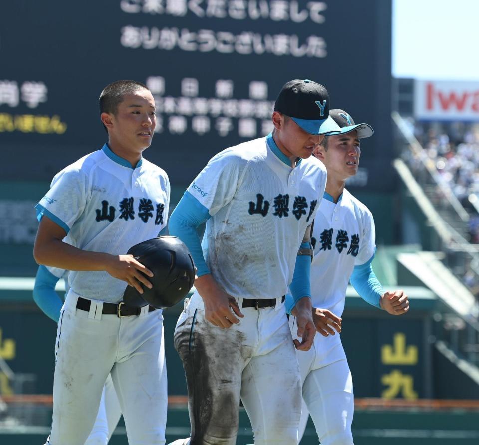 　準決勝で敗退し、グラウンドを後にする山梨学院・菰田陽生（中央）＝撮影・西田忠信