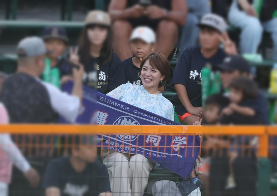 ８月１９日の準々決勝「沖縄尚学－東洋大姫路」戦をアルプススタンドで生観戦し、記念撮影に応じる今井絵理子氏（写真を一部加工しています）