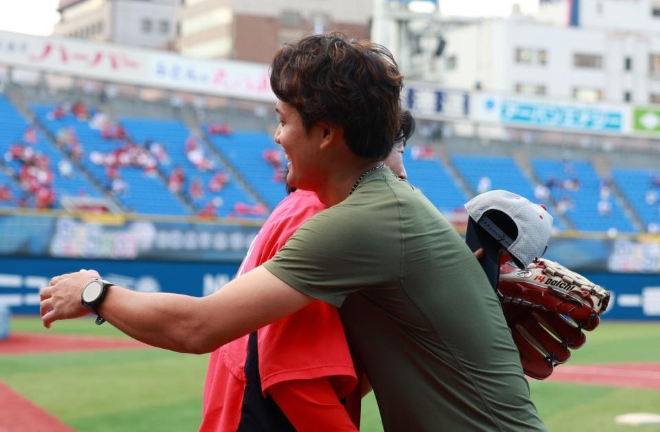 　大瀬良を抱擁する藤浪（撮影・金田祐二）