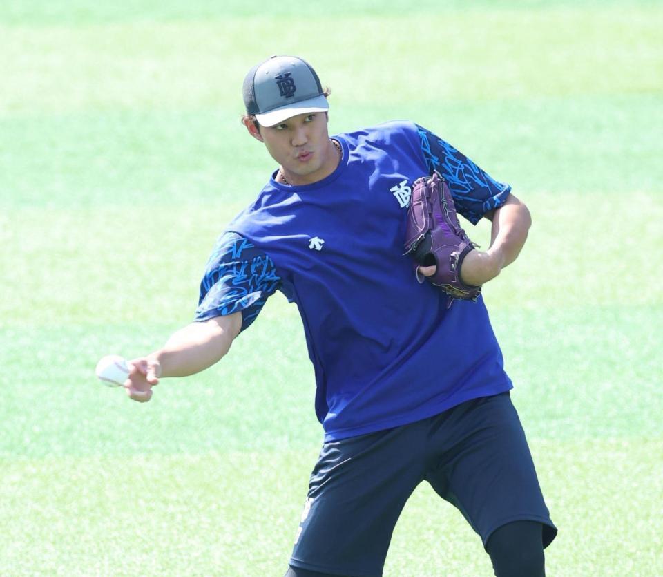 　調整する藤浪（撮影・金田祐二）