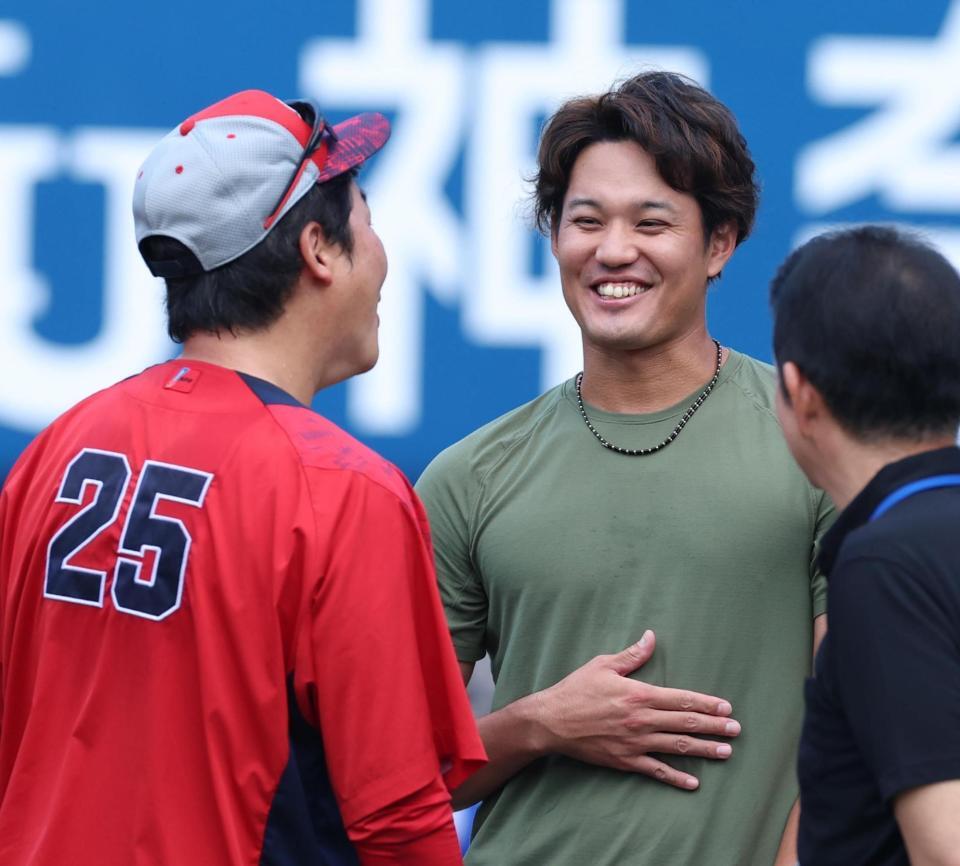 　新井監督と談笑する藤浪（撮影・金田祐二）