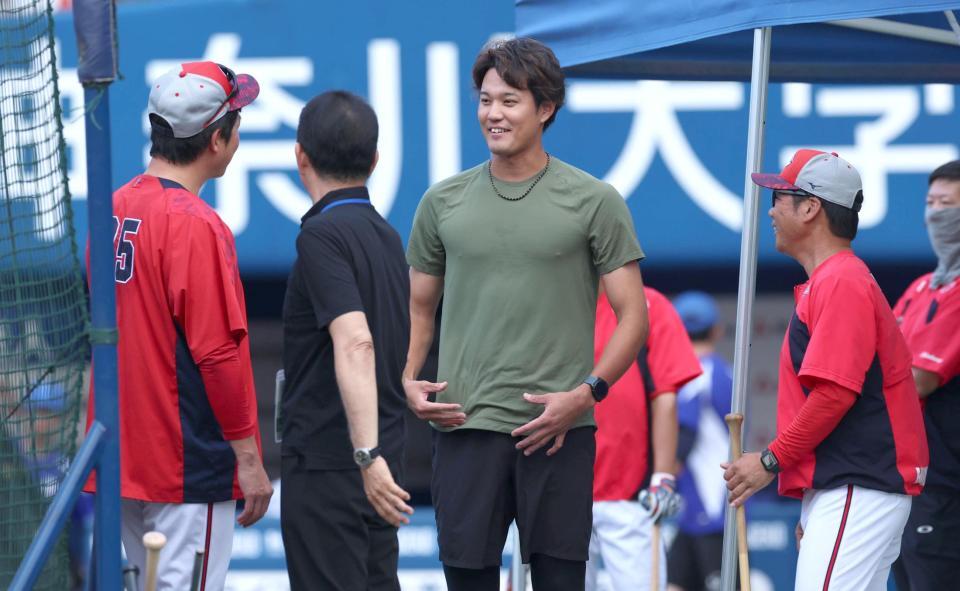 　新井監督、藤井ヘッドコーチにあいさつする藤浪（撮影・金田祐二）