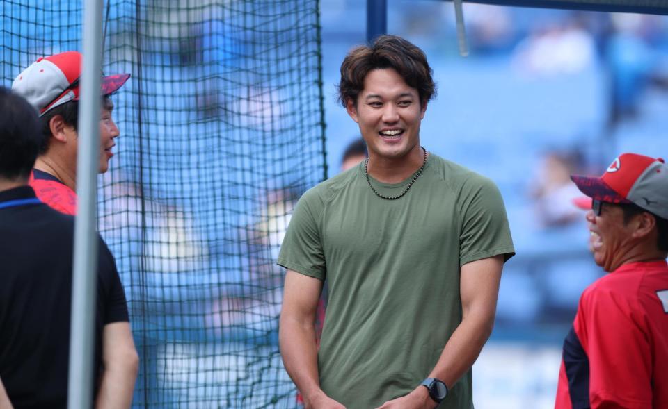 　新井監督、藤井ヘッドコーチにあいさつする藤浪（撮影・金田祐二）