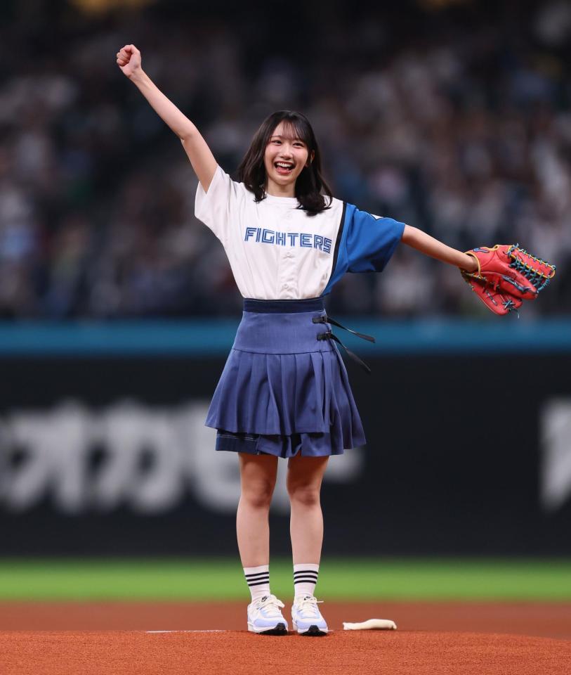 　ファーストピッチセレモニーで投球し、喜ぶ日向坂４６・藤嶌果歩（撮影・中島達哉）