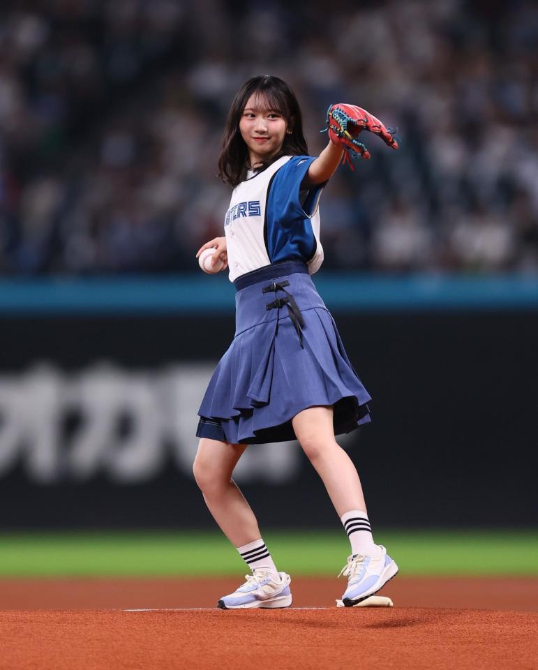 　ファーストピッチセレモニーで投球する日向坂４６・藤嶌果歩（撮影・中島達哉）