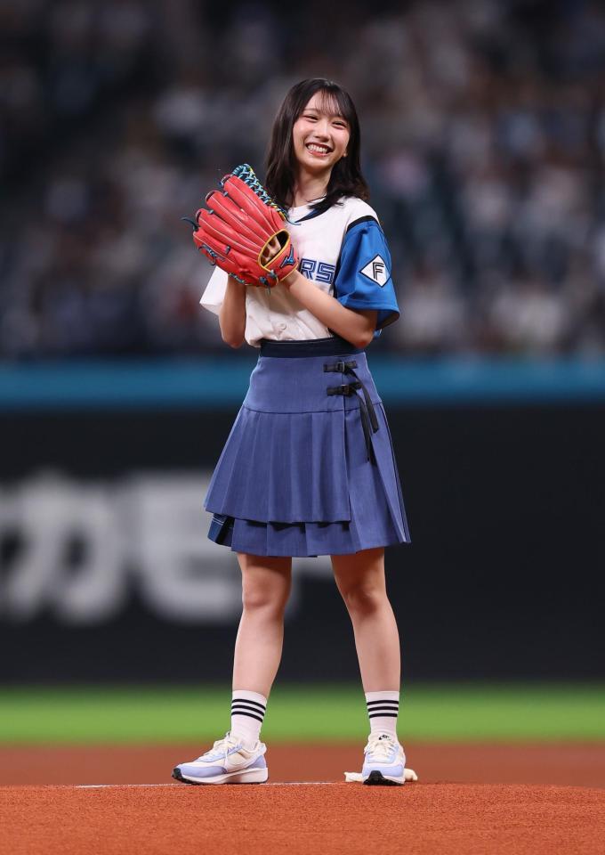 　ファーストピッチセレモニーで投球前に笑顔を見せる日向坂４６・藤嶌果歩（撮影・中島達哉）